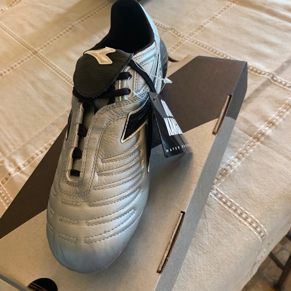 Women’s Maracana RTX soccer cleats New In Box